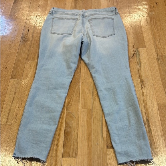 Universal Thread Women's Light Blue Distressed Jeans Size 30 - Picture 5 of 5